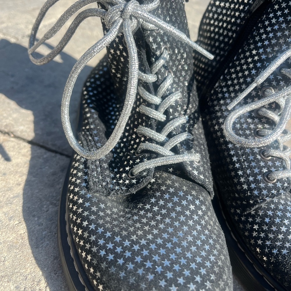 Dr. Martens Black Star Pattern Kids Combat Boots size 3 - Picture 11 of 14